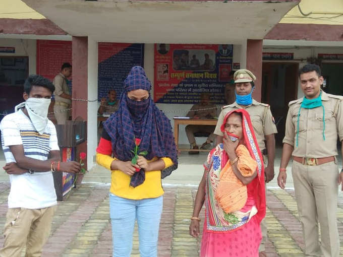 गोरखपुर के एक प्रेमी युगल ने घर से भागकर वाराणसी के विश्वनाथ मंदिर में रचाई थी शादी, लड़की पक्ष ने थाने में बहला फुसलाकर भगाने की दी थी तहरीर, ग्रामीणों में था इस बात को लेकर आक्रोश। दो परिवारों को एक करने में तिवारीपुर पुलिस ने निभाई अहम भूमिका। थाना प्रभारी सत्य प्रकाश सिंह की सूझबूझ से दोनों परिवार हुए राजी।