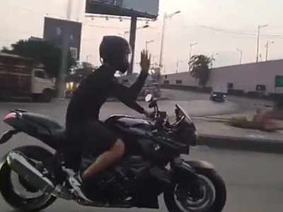 सुशांत सिंह राजपूत चेहरा छिपाकर ऐसे सड़कों पर दौड़ाते थे बाइक, देखें वीडियो