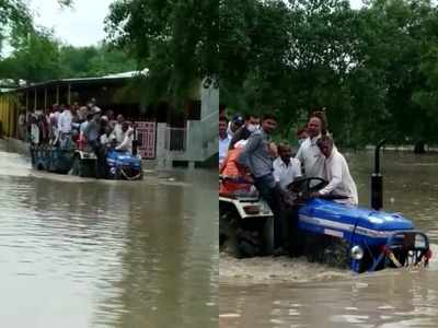 बारिश के बाद सड़क पर भरा पानी, मंत्री जी ने ट्रैक्टर से पार किया सैलाब