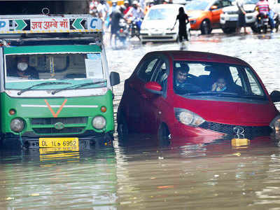 जरा सी बारिश में ईस्ट दिल्ली की सड़कें और अंडरपास पानी-पानी
