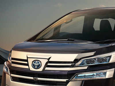 Toyota Camry Hybrid और Vellfire MPV हुईं महंगी, 4 लाख रुपये तक बढ़ी कीमत