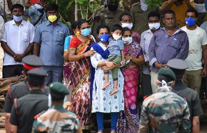 అమర జవాన్లకు ఇక్కడ జేజేలు.. అక్కడ అవమానం