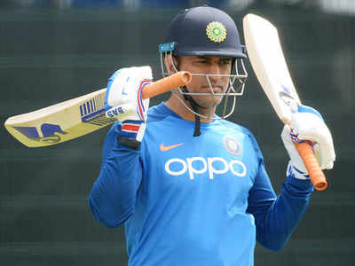 Happy Birthday Dhoni: धोनीसाठी काहीही; कोणी जीव देण्यास तयार तर कोणी...