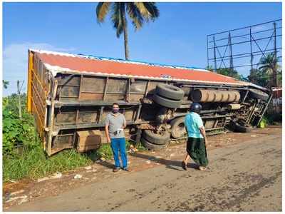 തൃശൂരില്‍ മിന്നല്‍ ചുഴലി;  വ്യാപക നാശം: നൂറോളം വീടുകള്‍ തകര്‍ന്നു, കനത്ത കാറ്റില്‍ കണ്ടൈനര്‍ ലോറി മറിഞ്ഞു