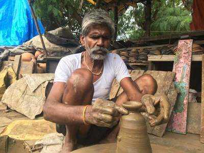 ಕುಂಬಾರಿಕೆಗೆ ಹೊಡೆತ ನೀಡಿದ ಕೊರೊನಾ: ಒಪ್ಪೊತ್ತಿನ ಊಟಕ್ಕೂ ತತ್ವಾರ, ಮಣ್ಣಿನ ಪಾತ್ರೆ ತಯಾರಿಕೆಗೆ ಬ್ರೇಕ್‌