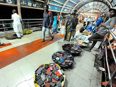 Hawkers in Lockdown: फेरीवाल्यांमुळे करोना पसरेल; परवानगी देणार नाही