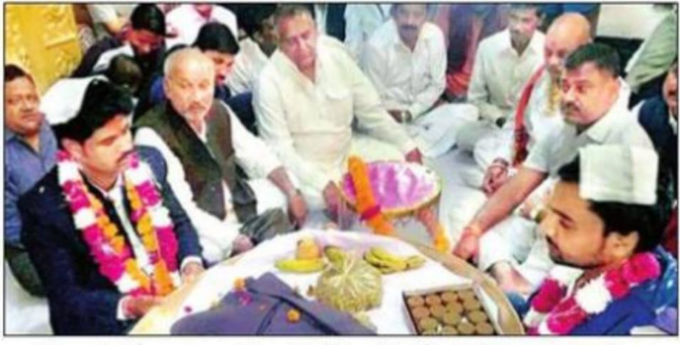 तस्वीर में दिख रहे हैं सांसद देवेंद्र सिंह भोले और विकास दुबे