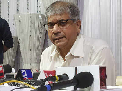 prakash ambedkar : फडणवीस हे महाराष्ट्राचे ज्योतिषी; सरकार कधी पडणार हे त्यांनाच माहीत: आंबेडकर