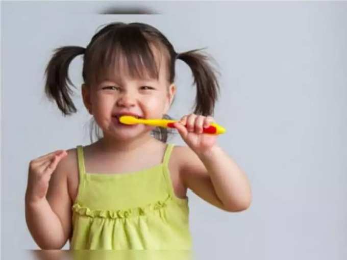 ​बच्‍चों के दांत साफ करने का तरीका