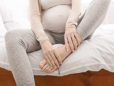 Swollen feet during Pregnancy : पैरों में सूजन आने के कारण और बचने के उपाय