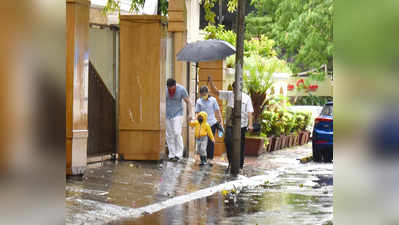 Pics: માસ્ક લગાવી પપ્પા સાથે મુંબઈના વરસાદની મજા લેવા નીકળો તૈમૂર