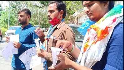 कानपुर एनकाउंटर: छात्रों का आगरा यूनिवर्सिटी में विरोध प्रदर्शन, सरकार को भेजीं चूड़‍ियां