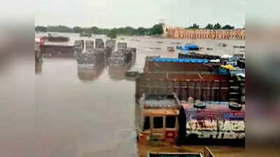 भारी बारिश से गुजरात बेहाल, जमजोधपुर में डूब गया पूरा मंदिर, निकाले गए 1000 लोग