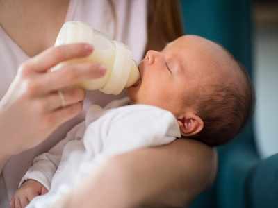 Bottle feeding Disadvantages : बच्‍चों को बोतल से दूध पिलाने के नुकसान