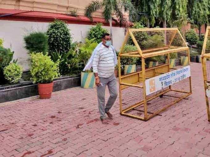 उज्जैनः महाकाल मंदिर परिसर में विकास दुबे