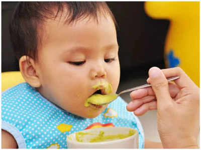 शिशु को ठोस आहार देने की शुरुआत इन चीजों से करें