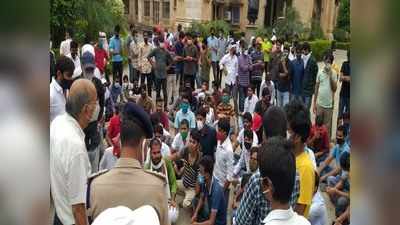 विश्वविद्यालय नोटिस के खिलाफ छात्र उतरे विरोध में, प्रदर्शन कर नोटिस को वापस लेने की मांग