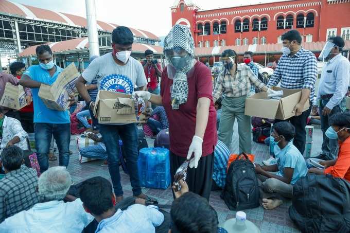 Varalaxmi Sarathkumar helps migrant workers