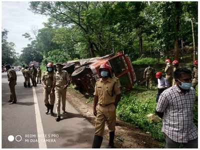 ചാത്തന്നൂര്‍ ശീമാട്ടി മുക്കില്‍  ഗ്യാസ് ടാങ്കര്‍ ലോറി മറിഞ്ഞു; ചിത്രങ്ങള്‍