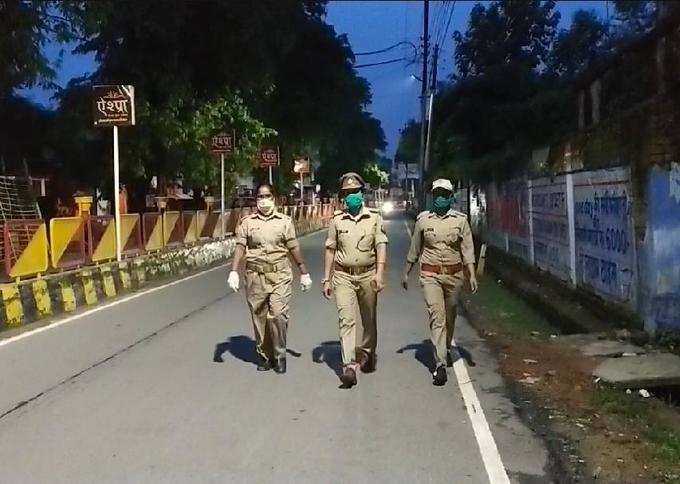 गोरखपुर- लॉकडाउन का पालन कराने के लिए शहर के मुख्य मार्गों पर महिला पुलिस टीम ने किया पैदल मार्च