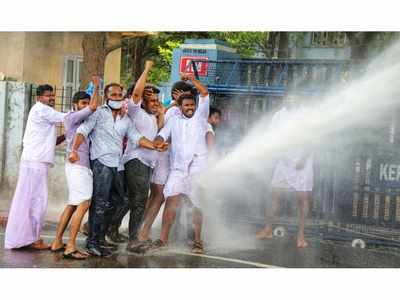 മുഖ്യമന്ത്രിയുടെ രാജി; കെ എസ് യു നടത്തിയ കൊല്ലം കളക്ടറേറ്റ് മാർച്ചിൽ സംഘർഷം, പോലീസ് ജലപീരങ്കി പ്രയോഗിച്ചു