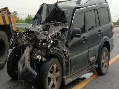 आगरा-लखनऊ एक्सप्रेस वे पर ट्रक में घुसी तेज रफ्तार कार, एक की मौत