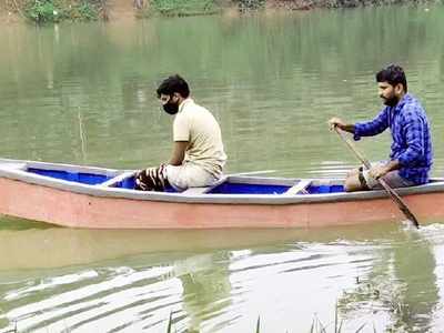 പ്രളയത്തെ അതിജീവിക്കാൻ ഷഫീഖിന് സ്വന്തം തോണി; ലോക്ക് ഡൗൺ കാലം ഫലപ്രദമാക്കി യുവാവ്