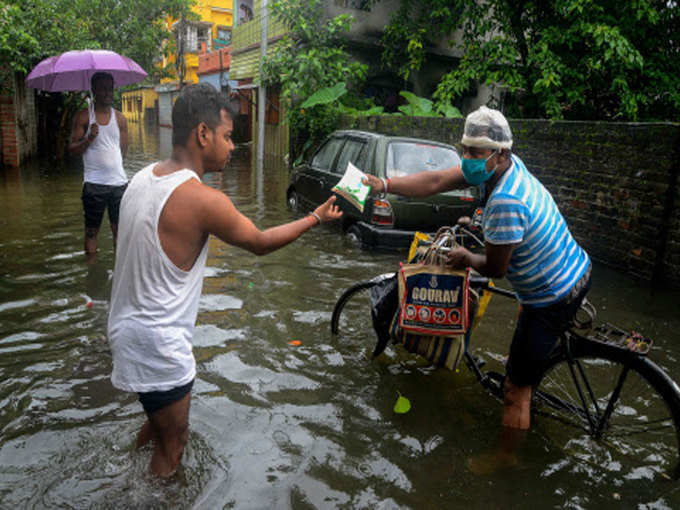 पश्चिम बंगाल के सिलिगुड़ी में भारी बारिश से बाढ़ जैसे हालात उत्पन्न हो गए हैं।