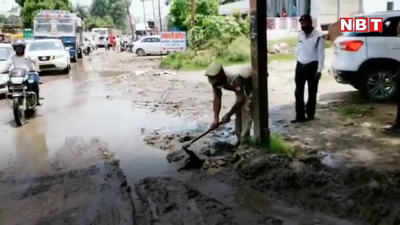 ...जब वर्दी में फावड़ा लेकर ट्रैफिक संभाला इस TSI ने