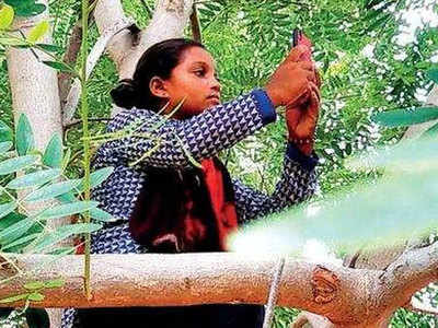 बनासकांठा: मोबाइल नेटवर्क नहीं...पेड़, छत, टंकी पर चढ़कर ऑनलाइन क्लास कर रहे बच्चे