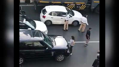 Mumbai Traffic: काय हे डेअरिंग! भर रस्त्यात गाडी अडवली; बोनेटवर बसली, नवऱ्याला लाथा घातल्या