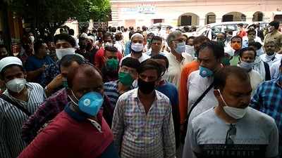 सीतापुर: वीकेंड लॉकडाउन का विरोध करने पहुंचे व्‍यापारी, उड़ाई सोशल डिस्टेंसिंग की धज्जियां