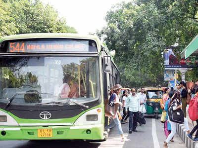 दिल्ली देहात में डीटीसी बसों की सर्विस कम होने से यात्री परेशान