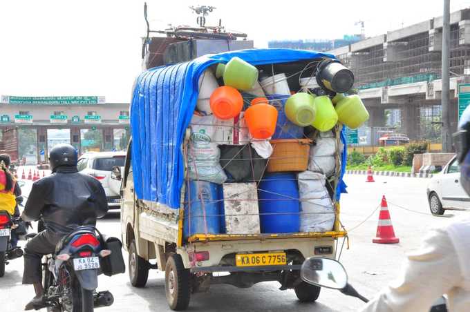 ನಾನು: ಜನಾನೇ ಕಾಣ್ತಿಲ್ಲ..? ಕೊಡ: ನಾವಿದ್ರೆನೆ ಜನ ಗೊತ್ತಾ..?