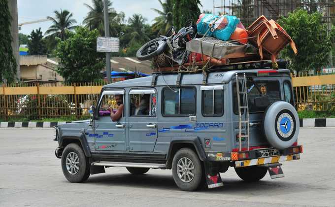 ರೋಡ್‌ ಮೇಲೆ ಗಾಡಿ.. ಗಾಡಿ ಮೇಲೆ ಬೈಕ್‌..!