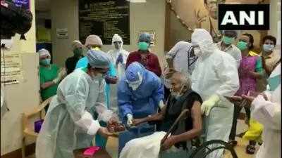 101 साल के बुजुर्ग ने दी कोरोना को मात, अस्पताल ने यूं मनाया बर्थडे