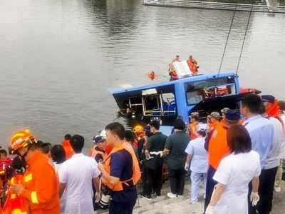 चीनी सरकार ने तोड़ा घर, गुस्साए ड्राइवर ने तालाब में गिराई बस, 21 की मौत