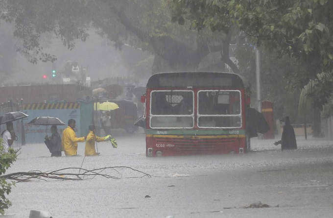 खारमध्ये बस फसली; प्रवासी हादरले