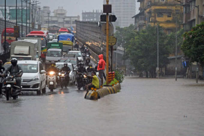 रस्ते पाण्यात गेल्याने वाहतूक कोंडी