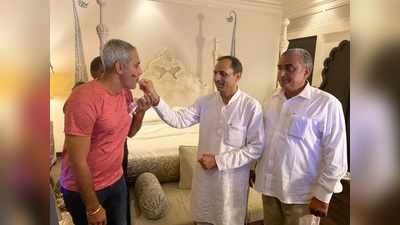 राजस्थान सियासी संकट: फेयरमोंट होटल में कांग्रेस विधायकों ने केक काटकर मनाया साथी MLA जन्मदिन
