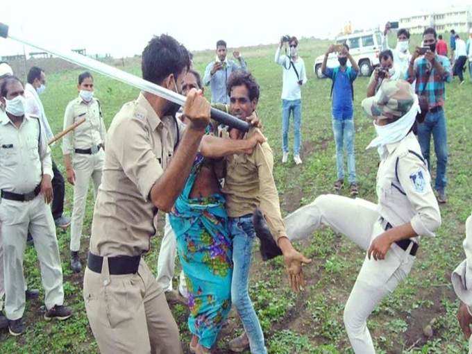 ​पोलिसांकडून लाठ्या-काठ्याचा वर्षाव, लाथेनं मारलं