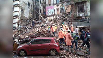 mumbai building collapse : सीएसएमटीजवळ इमारतीचा भाग कोसळला; अनेकजण दबल्याची भीती