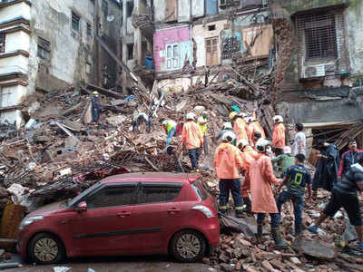 mumbai building collapse : सीएसएमटीजवळ इमारतीचा भाग कोसळला; अनेकजण दबल्याची भीती