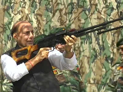 लेह: राजनाथ ने भी उठाई राइफल, भारतीय सेना के जवानों का अद्भुत शक्ति प्रदर्शन