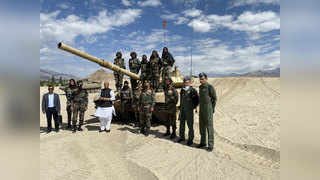 लेहः रक्षामंत्री राजनाथ सिंह के सामने सेना के हैरतअंगेज करतब, देखें