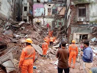 mumbai Building Collapse: फोर्ट इमारत दुर्घटना; मृतांच्या कुटुंबियांना ४ लाखांची मदत जाहीर