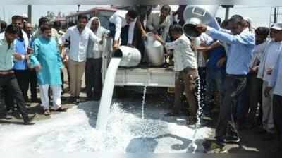 शेतकऱ्यांचं आंदोलन; दूध व्यवसायावर ओढवणार हे संकट