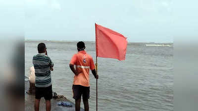Sindhudurg Boat Capsize सिंधुदुर्गात विचित्र दुर्घटनेत दोन नौकांना जलसमाधी; ७ जण बचावले, १ बेपत्ता