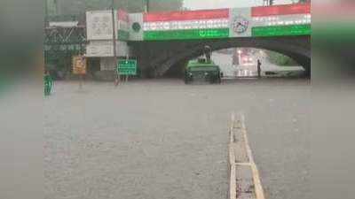 Delhi Weather News: राहत के साथ आफत लेकर आई बारिश, आधी डूबी बस