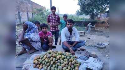 सुल्तानपुर: कर्ज लेकर घर पहुंचे थे प्रवासी मजदूर, मनरेगा में काम नहीं मिला तो बेच रहे फल-सब्जी